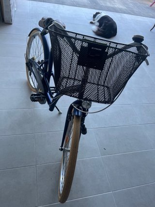 Bicicleta Btwin azul con cesta