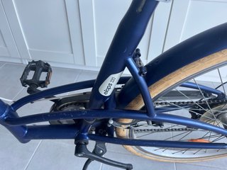 Bicicleta Btwin azul con cesta
