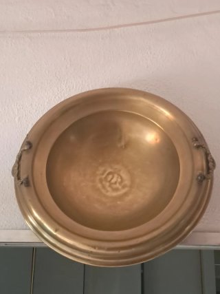 Brasero antiguo de metal dorado