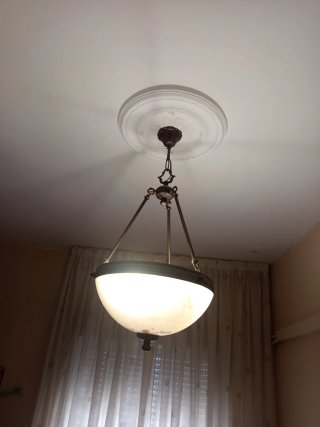 Lámpara de techo colgante dorada y blanca