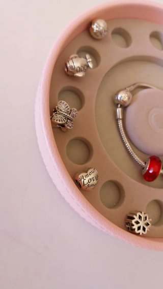 Charm Pandora 10 euros cada uno.