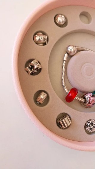 Charm Pandora 10 euros cada uno.