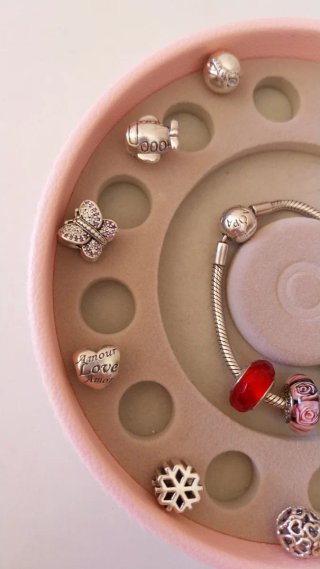 Charm Pandora 10 euros cada uno.