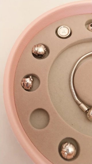 Charm Pandora 10 euros cada uno.