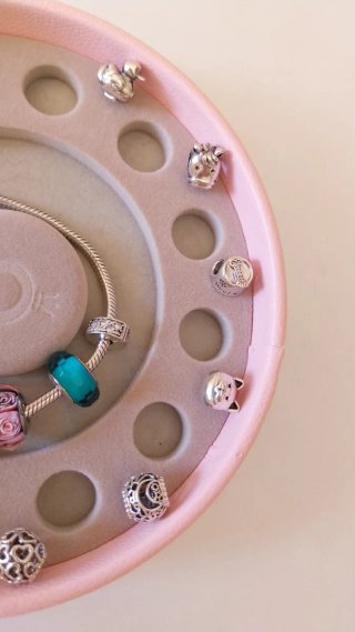 Charm Pandora 10 euros cada uno.