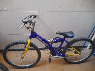 Bicicleta infantil azul y amarilla