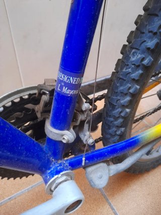Bicicleta infantil azul y amarilla