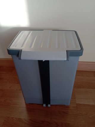 Cubo de basura con pedal gris y compartimento
