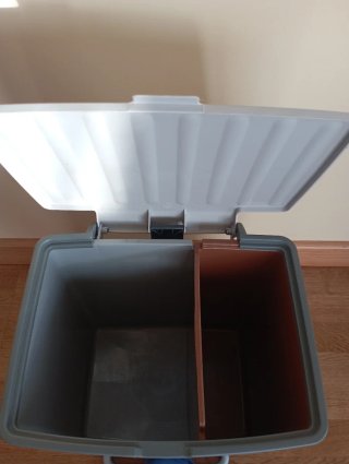 Cubo de basura con pedal gris y compartimento