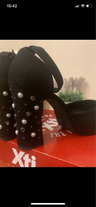 Zapatos negros tacón plataforma perlas