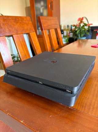 PlayStation 4 (PS4) Slim 1TB