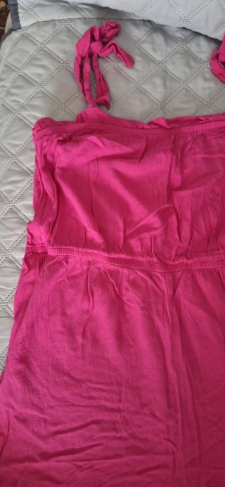 Mono corto rosa con tirantes anudados