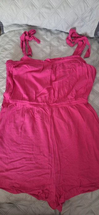 Mono corto rosa con tirantes anudados