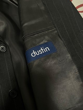 Traje Dustin Negro Raya Diplomática