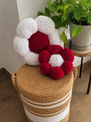 Almohada Crochet Flor Blanca Roja y Amarilla