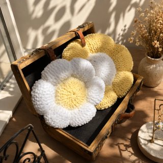 Almohada Crochet Flor Blanca Roja y Amarilla