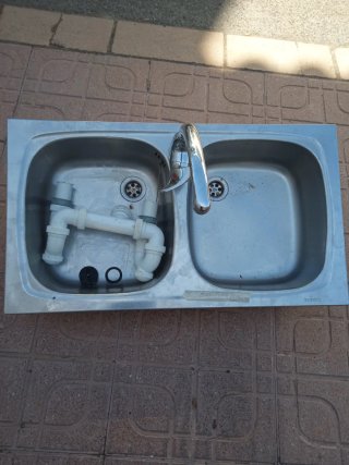 Fregadero de Acero con Dos Senos y Grifo