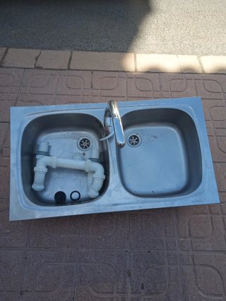 Fregadero de Acero con Dos Senos y Grifo