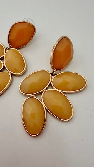 Pendientes dorados con piedras naranjas y amarilla