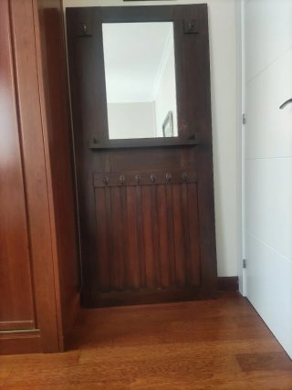 Perchero antiguo de madera con espejo