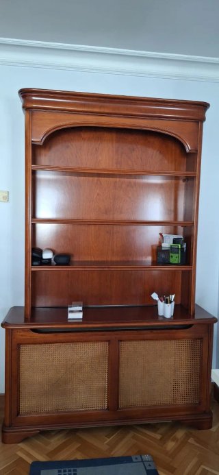 Cubre radiador con estantería de madera