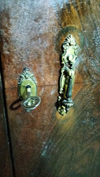 Mueble Antiguo de Madera con Dos Puertas