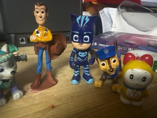 Figuras de acción de superhéroes y Paw Patrol