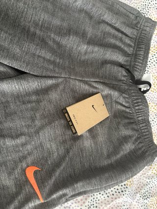 Conjunto deportivo Nike gris y negro