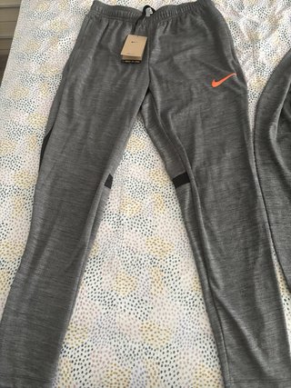 Conjunto deportivo Nike gris y negro