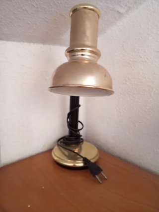 Lámpara de mesa dorada