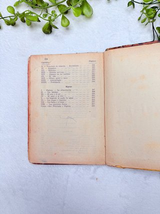 Libro antiguo “Elementos de Ciencias Físico Natura