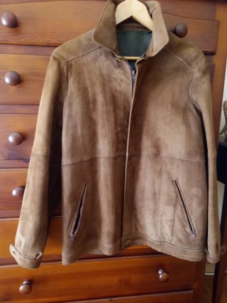 Cazadora ante hombre marrón