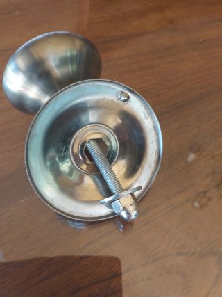 Pomo de puerta metálico
