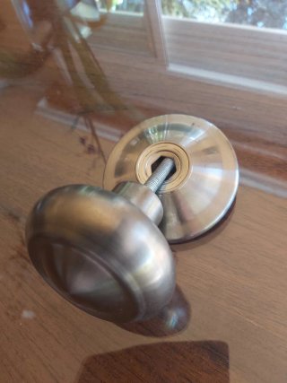 Pomo de puerta metálico