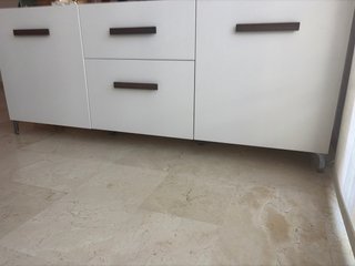 Mueble de comedor blanco y madera