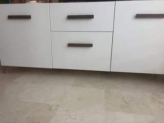 Mueble de comedor blanco y madera