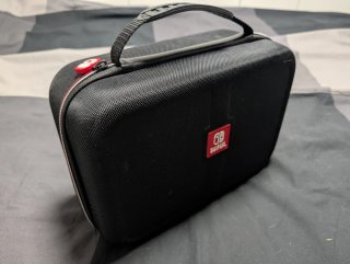 Nintendo Switch con funda de transporte y 4 JoyCon
