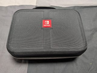 Nintendo Switch con funda de transporte y 4 JoyCon