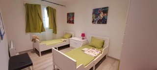 Habitación infantil con dos camas + armario