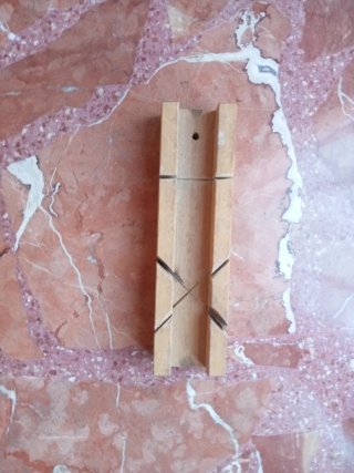 Guía de madera para cortar ángulos con sierra