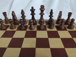 Piezas de ajedrez de madera.