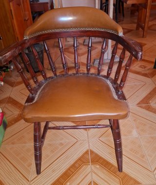 Silla de madera y cuero marrón Son dos iguales