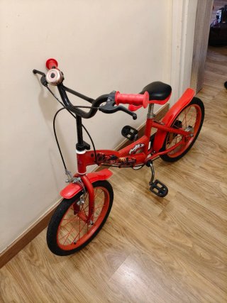 Bicicleta infantil roja