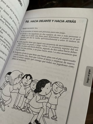 Jugando al aire libre: Más de 100 ideas para di...