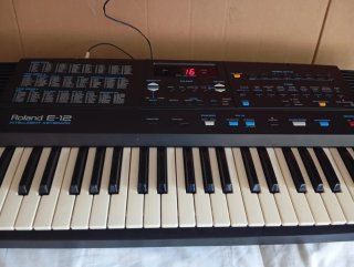 Teclado Roland E-12 Vintage