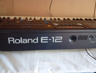 Teclado Roland E-12 Vintage