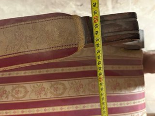 Sofá antiguo de madera y tela