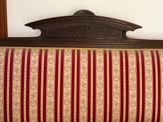 Sofá antiguo de madera y tela
