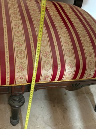 Sofá antiguo de madera y tela