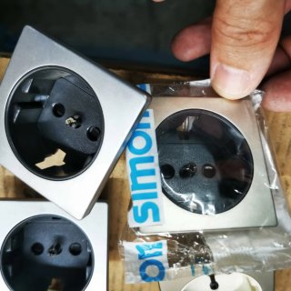 Tapa enchufe 2 polos+TT schuko Simon 82